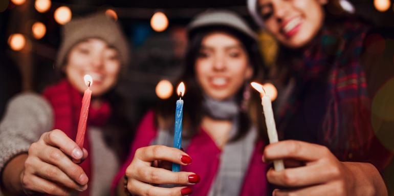 Las 7 canciones que deberías poner para celebrar el día de velitas